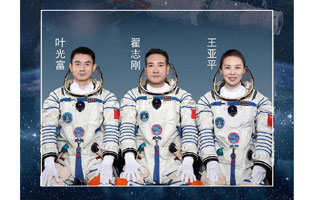 據(jù)中國載人航天工程辦公室消息，北京時(shí)間2022年4月16日09時(shí)56分，神舟十三號載人飛船返回艙在東風(fēng)著陸場成功著陸，現(xiàn)場醫(yī)監(jiān)醫(yī)保人員確認(rèn)航天員翟志剛、王亞平、葉光富身體狀態(tài)良好，神舟十三號載人飛行任務(wù)取得圓滿成功。